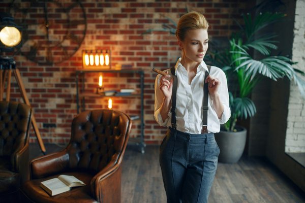 Comment porter des sandales compensées avec des robes midi pour un look estival?